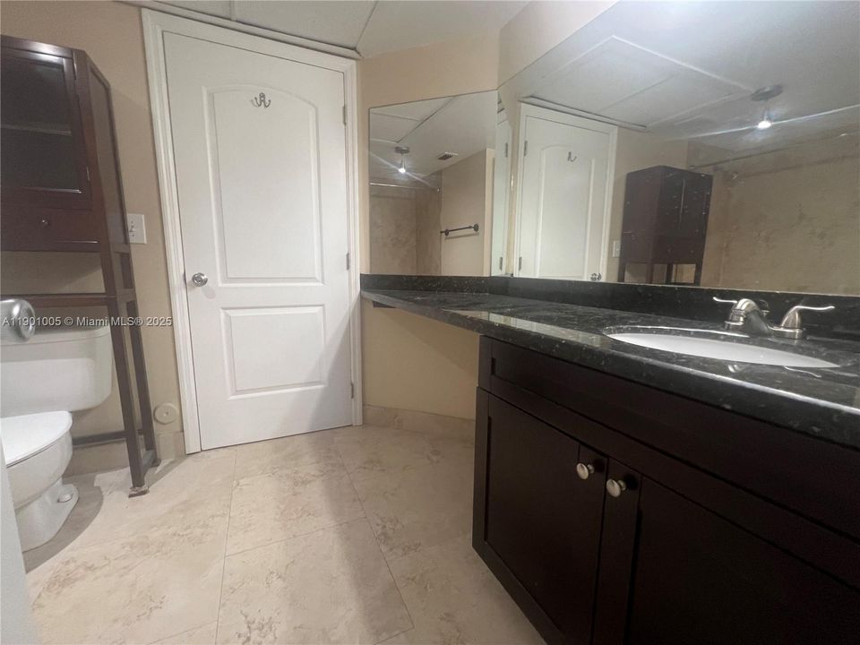 Active With Contract: $1,895 (1 beds, 1 baths, 862 Square Feet)