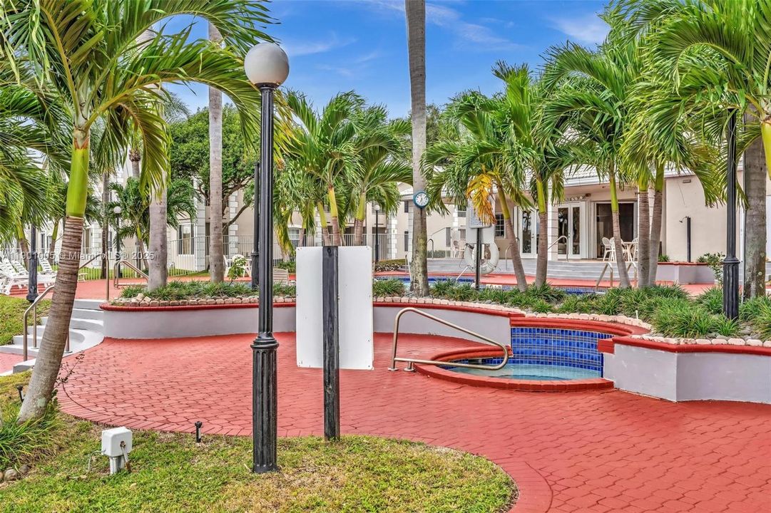 Active With Contract: $1,895 (1 beds, 1 baths, 862 Square Feet)