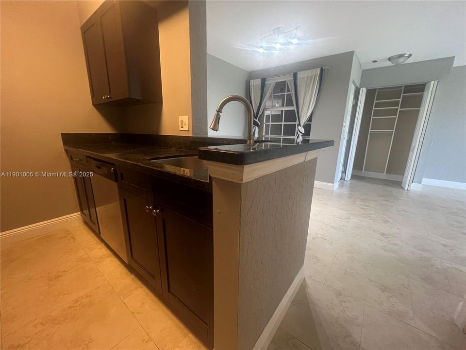 Active With Contract: $1,895 (1 beds, 1 baths, 862 Square Feet)