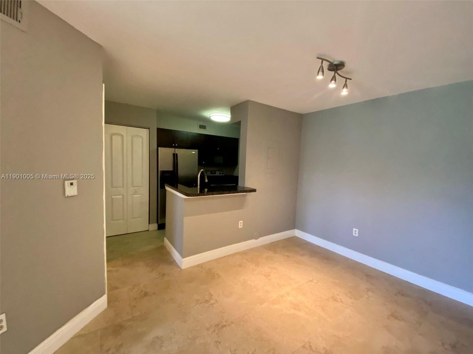 Active With Contract: $1,895 (1 beds, 1 baths, 862 Square Feet)