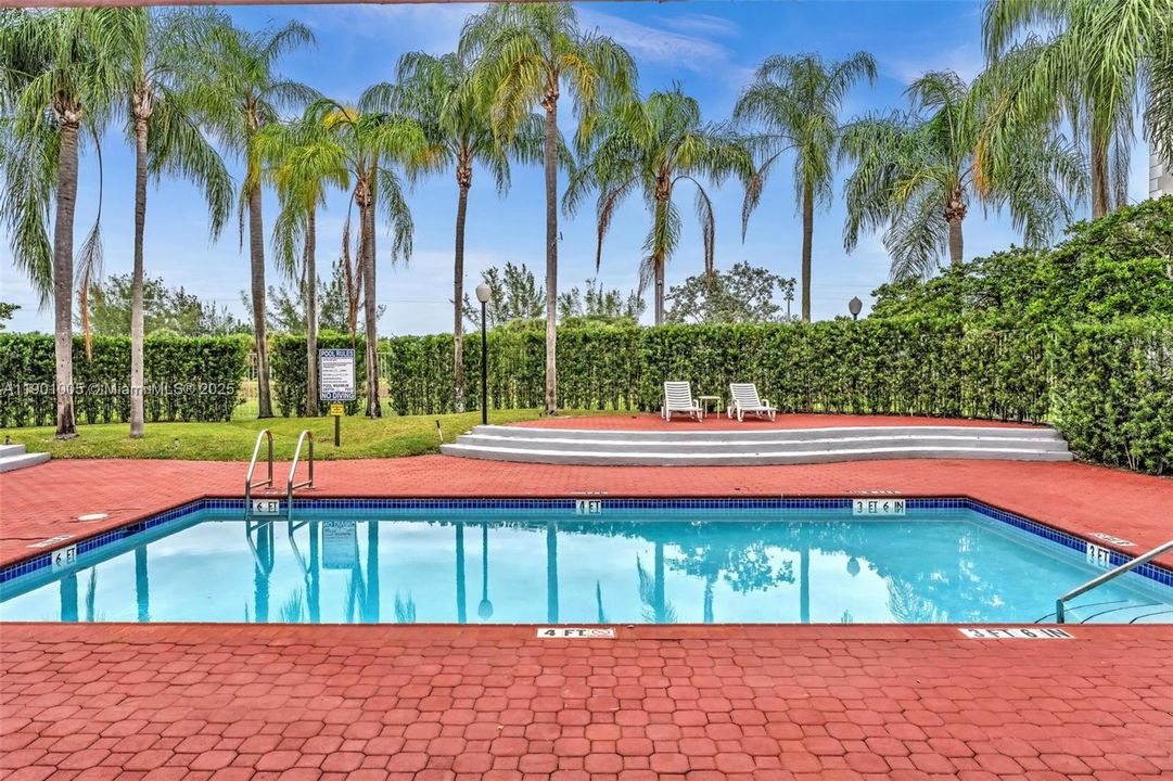 Active With Contract: $1,895 (1 beds, 1 baths, 862 Square Feet)