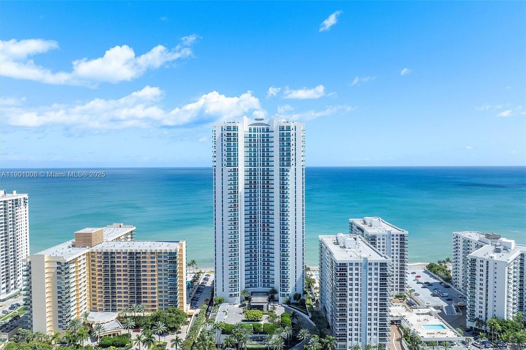 Active With Contract: $2,610,000 (3 beds, 3 baths, 3062 Square Feet)