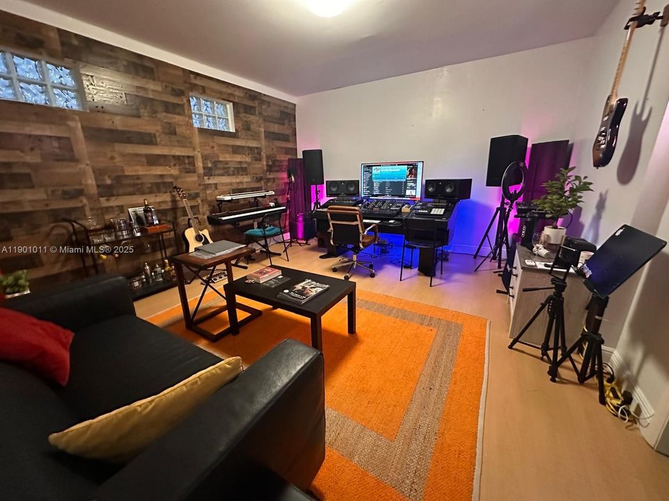 В аренду: $950 (0 спален, 0 ванн, 0 Квадратных фут)