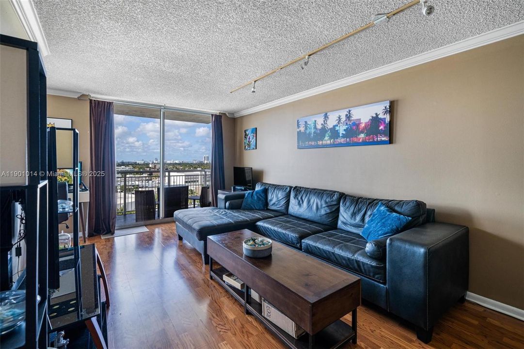 For Rent: $2,900 (1 beds, 2 baths, 810 Square Feet)