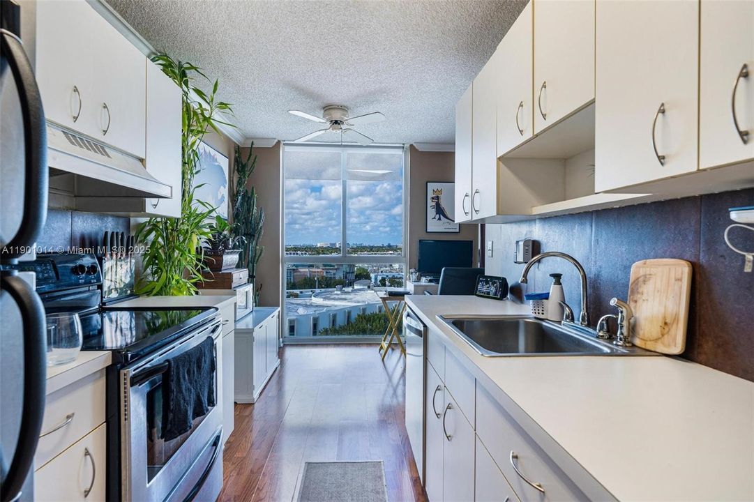 For Rent: $2,900 (1 beds, 2 baths, 810 Square Feet)