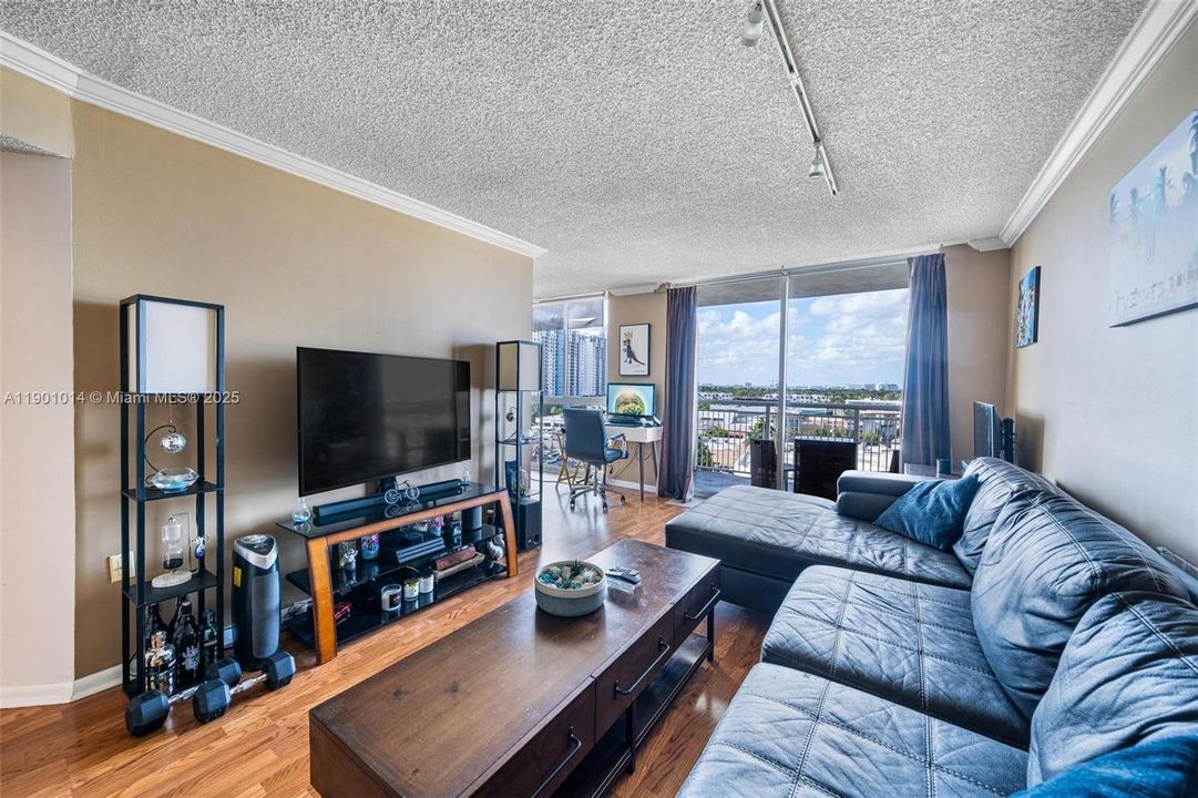 For Rent: $2,900 (1 beds, 2 baths, 810 Square Feet)