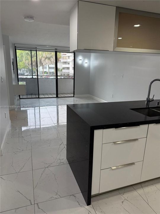 Recently Rented: $2,300 (2 beds, 1 baths, 828 Square Feet)