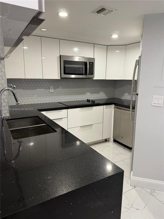 Recently Rented: $2,300 (2 beds, 1 baths, 828 Square Feet)