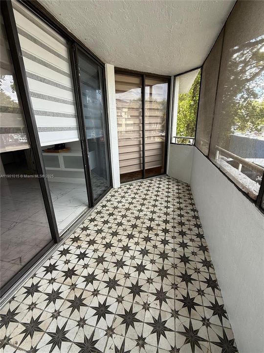 Recently Rented: $2,300 (2 beds, 1 baths, 828 Square Feet)