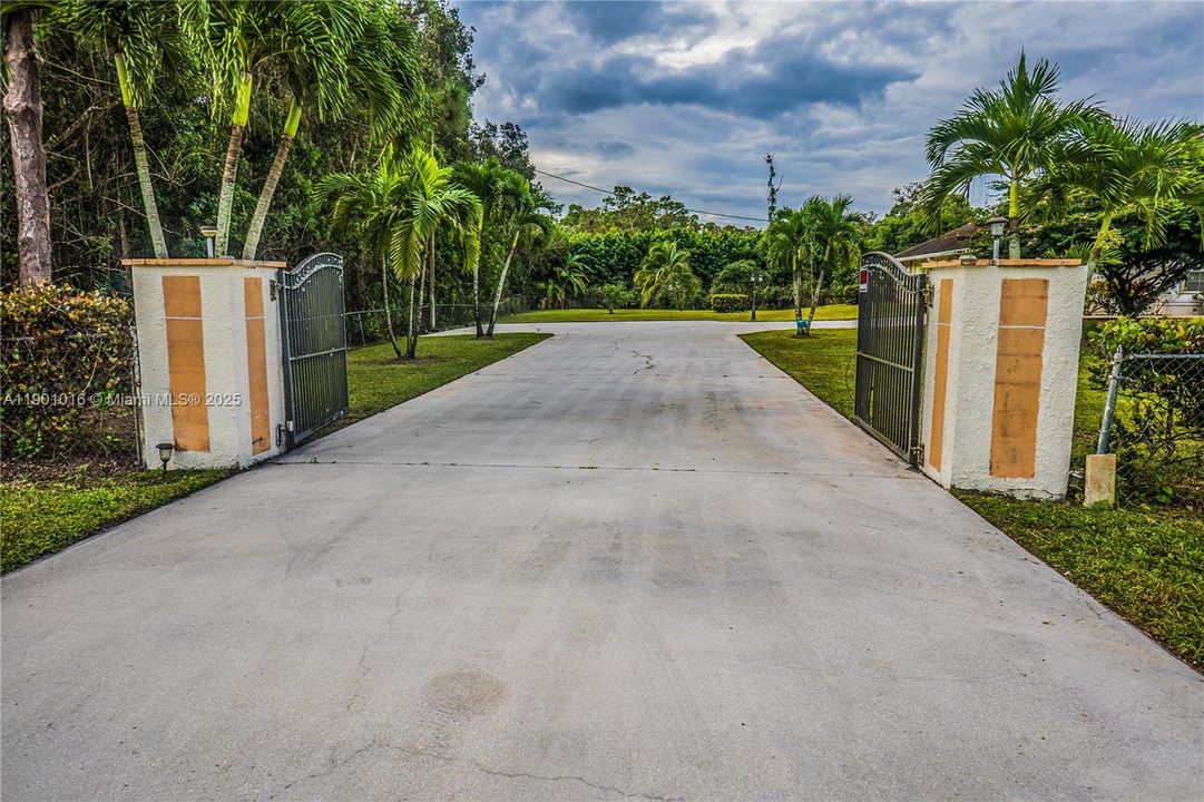 For Sale: $715,000 (4 beds, 3 baths, 2138 Square Feet)