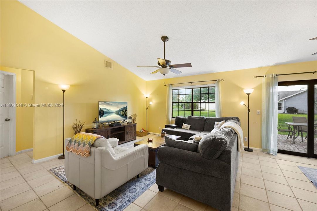 Recently Sold: $399,999 (3 beds, 2 baths, 1614 Square Feet)