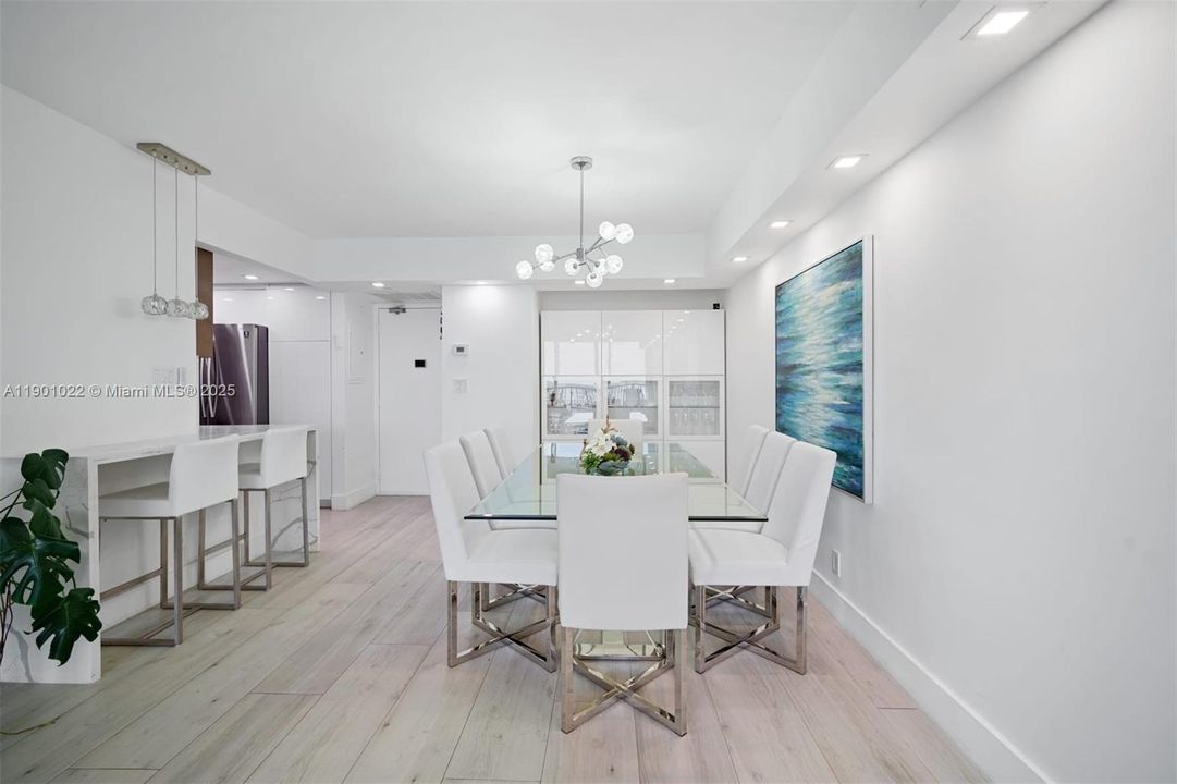 For Rent: $2,650 (2 beds, 2 baths, 1138 Square Feet)