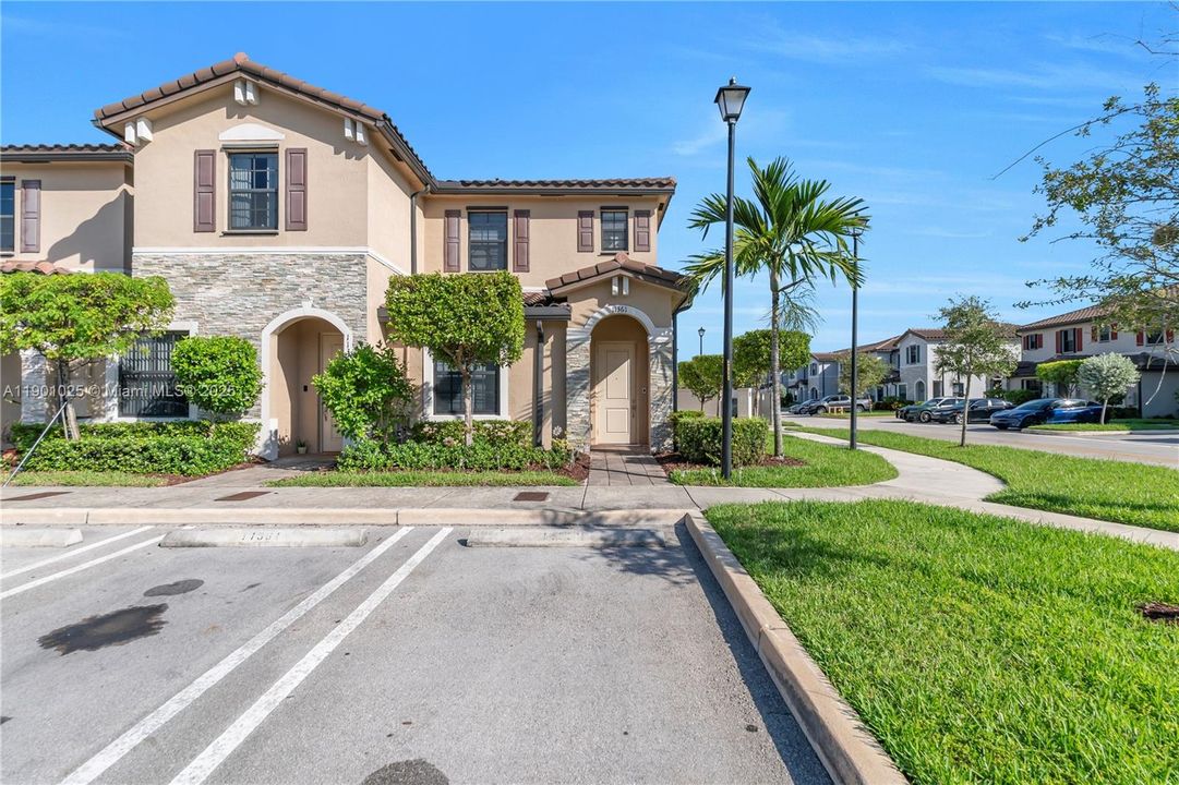 For Sale: $400,000 (3 beds, 3 baths, 1326 Square Feet)