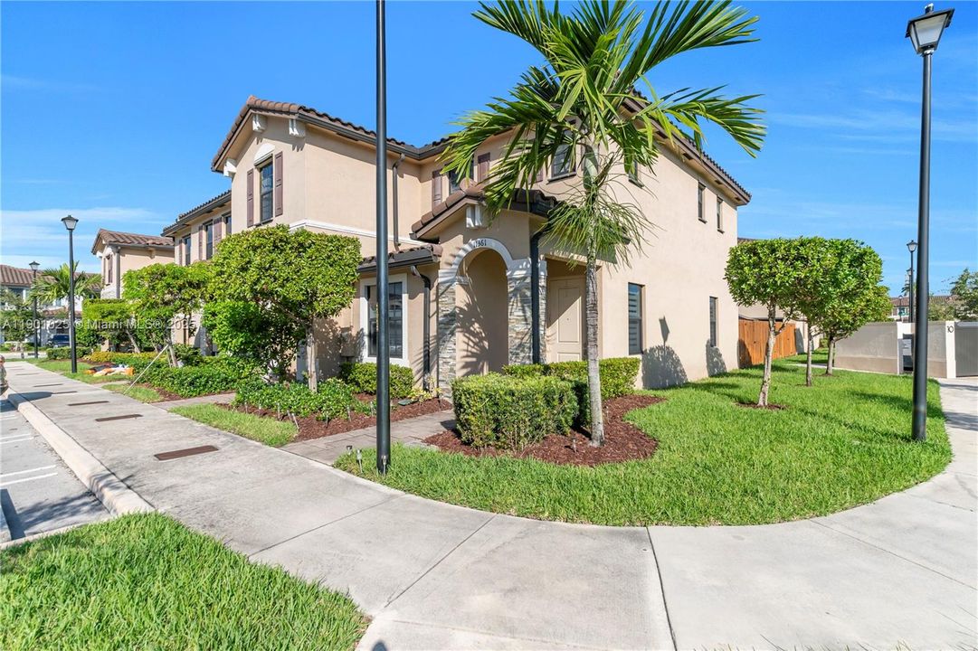 For Sale: $400,000 (3 beds, 3 baths, 1326 Square Feet)