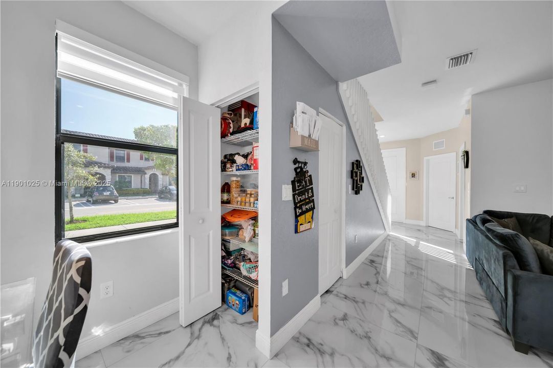 For Sale: $400,000 (3 beds, 3 baths, 1326 Square Feet)