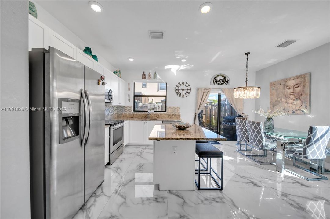 For Sale: $400,000 (3 beds, 3 baths, 1326 Square Feet)