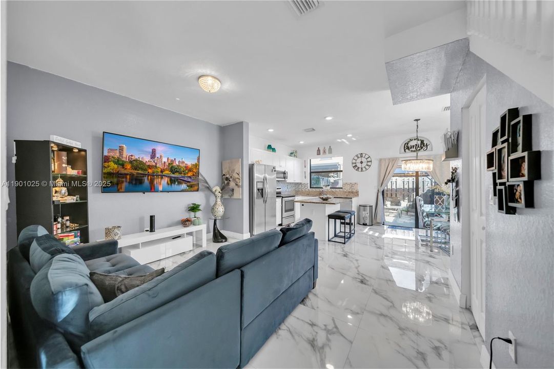 For Sale: $400,000 (3 beds, 3 baths, 1326 Square Feet)