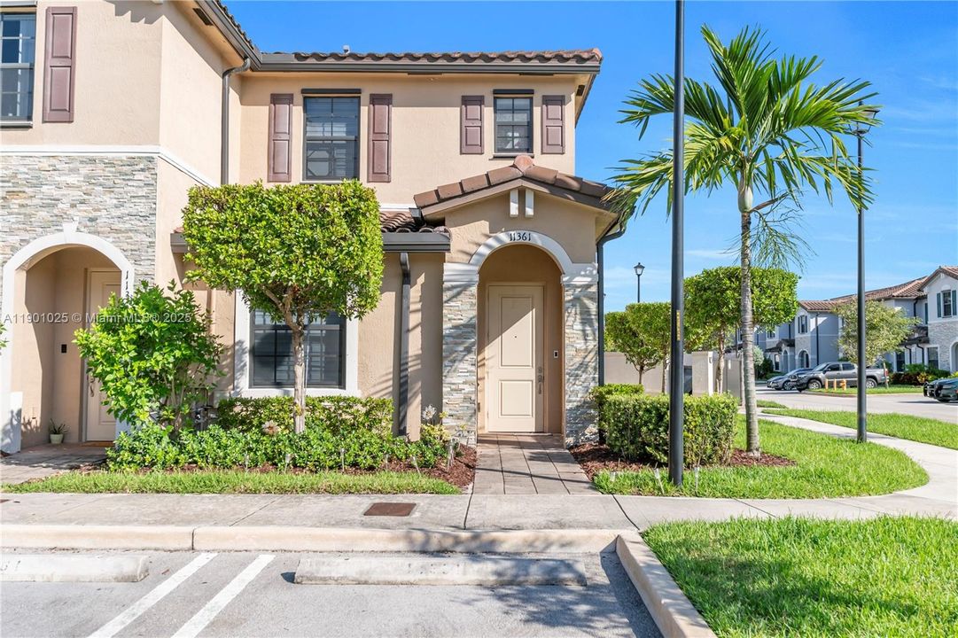 For Sale: $400,000 (3 beds, 3 baths, 1326 Square Feet)