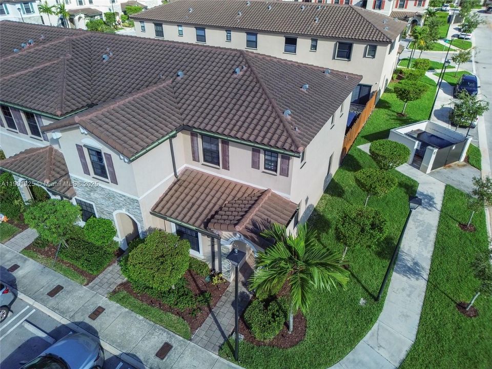 For Sale: $400,000 (3 beds, 3 baths, 1326 Square Feet)