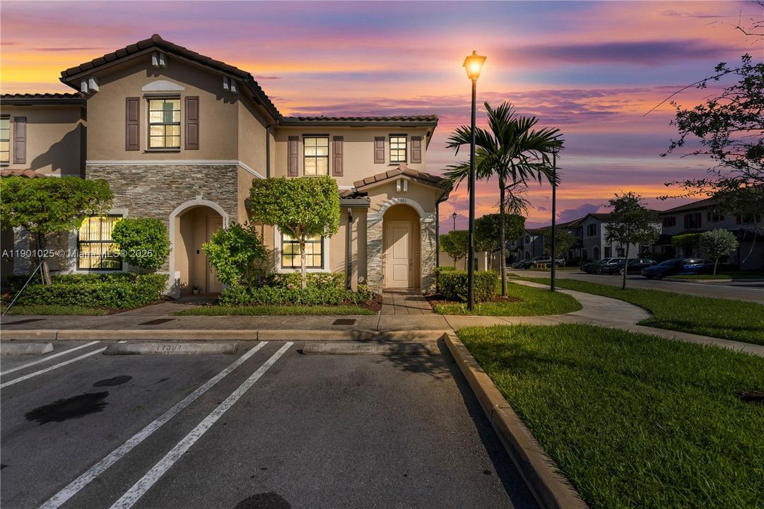 For Sale: $400,000 (3 beds, 3 baths, 1326 Square Feet)