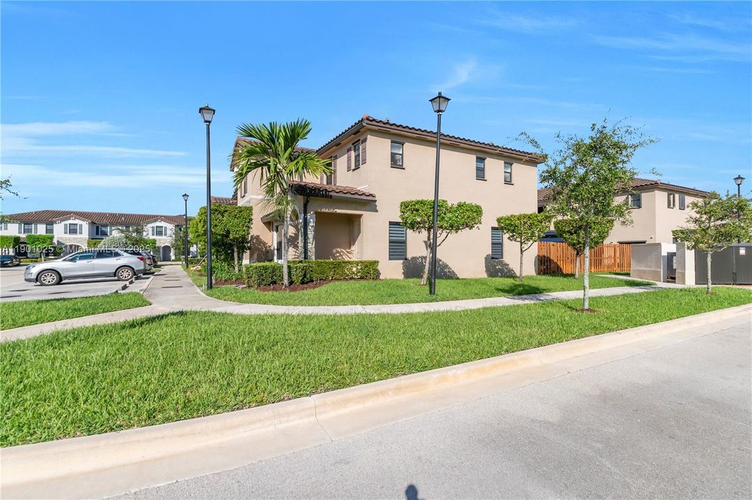 For Sale: $400,000 (3 beds, 3 baths, 1326 Square Feet)