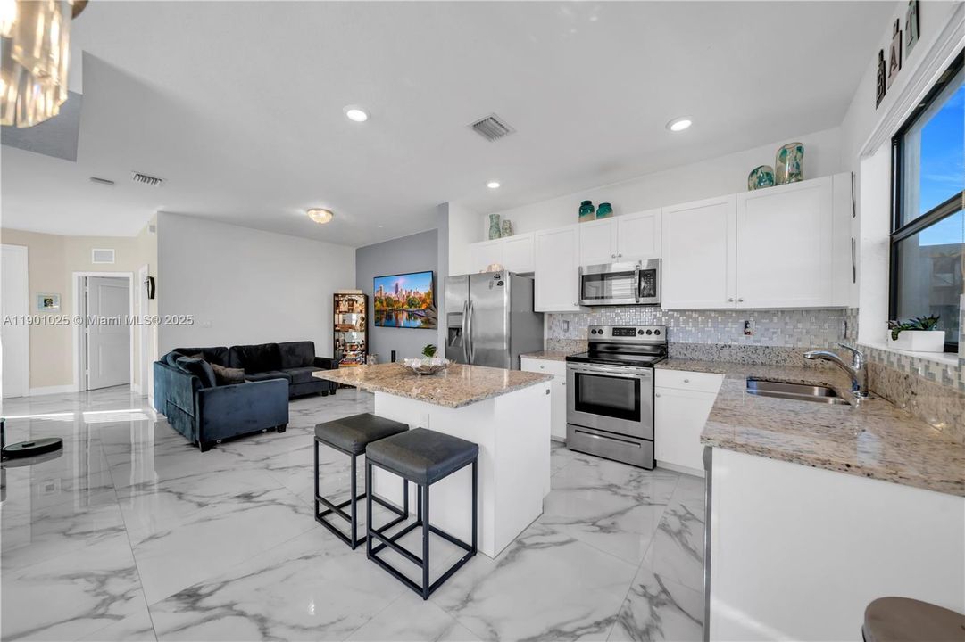 For Sale: $400,000 (3 beds, 3 baths, 1326 Square Feet)