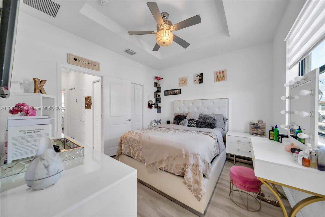 For Sale: $400,000 (3 beds, 3 baths, 1326 Square Feet)