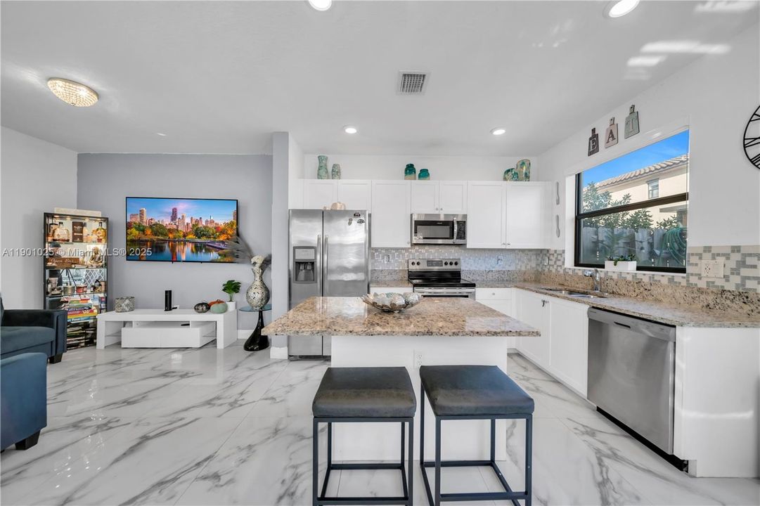 For Sale: $400,000 (3 beds, 3 baths, 1326 Square Feet)