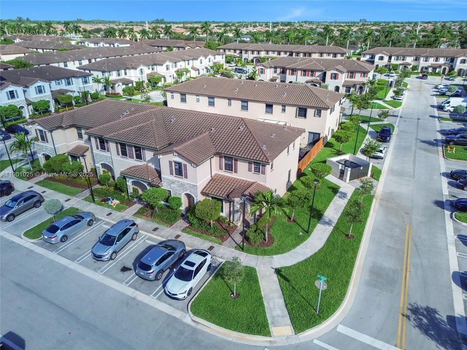 For Sale: $400,000 (3 beds, 3 baths, 1326 Square Feet)