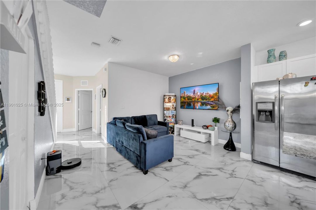 For Sale: $400,000 (3 beds, 3 baths, 1326 Square Feet)