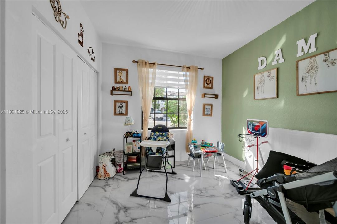 For Sale: $400,000 (3 beds, 3 baths, 1326 Square Feet)