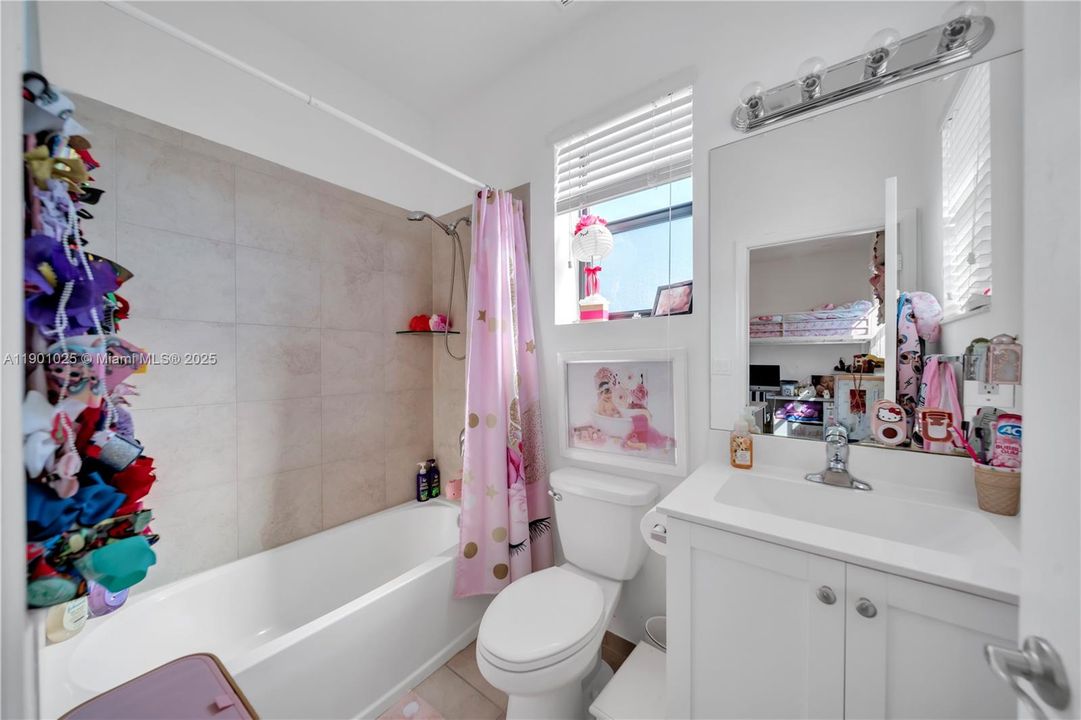 For Sale: $400,000 (3 beds, 3 baths, 1326 Square Feet)