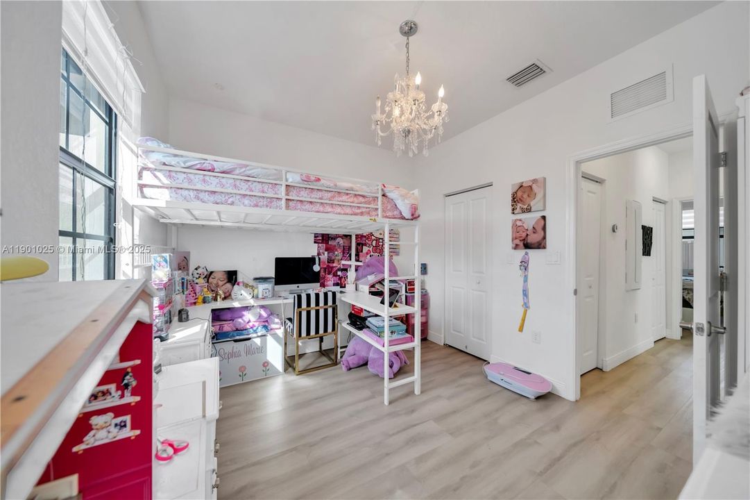 For Sale: $400,000 (3 beds, 3 baths, 1326 Square Feet)