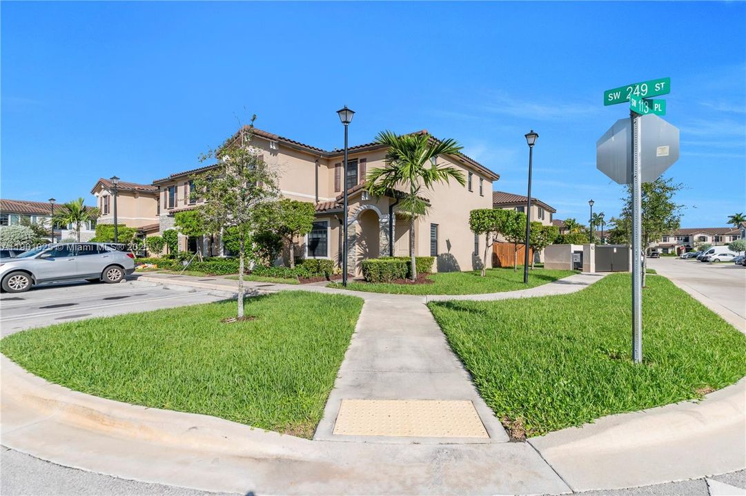 For Sale: $400,000 (3 beds, 3 baths, 1326 Square Feet)