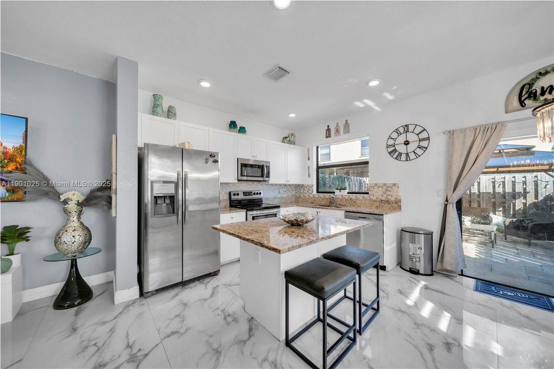 For Sale: $400,000 (3 beds, 3 baths, 1326 Square Feet)