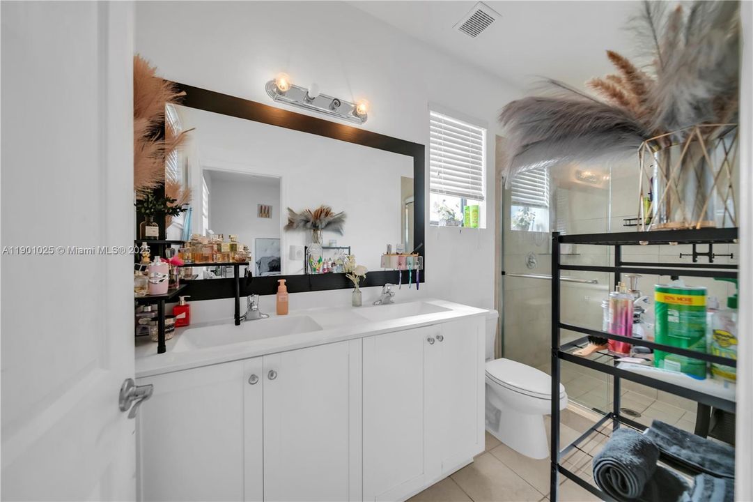 For Sale: $400,000 (3 beds, 3 baths, 1326 Square Feet)