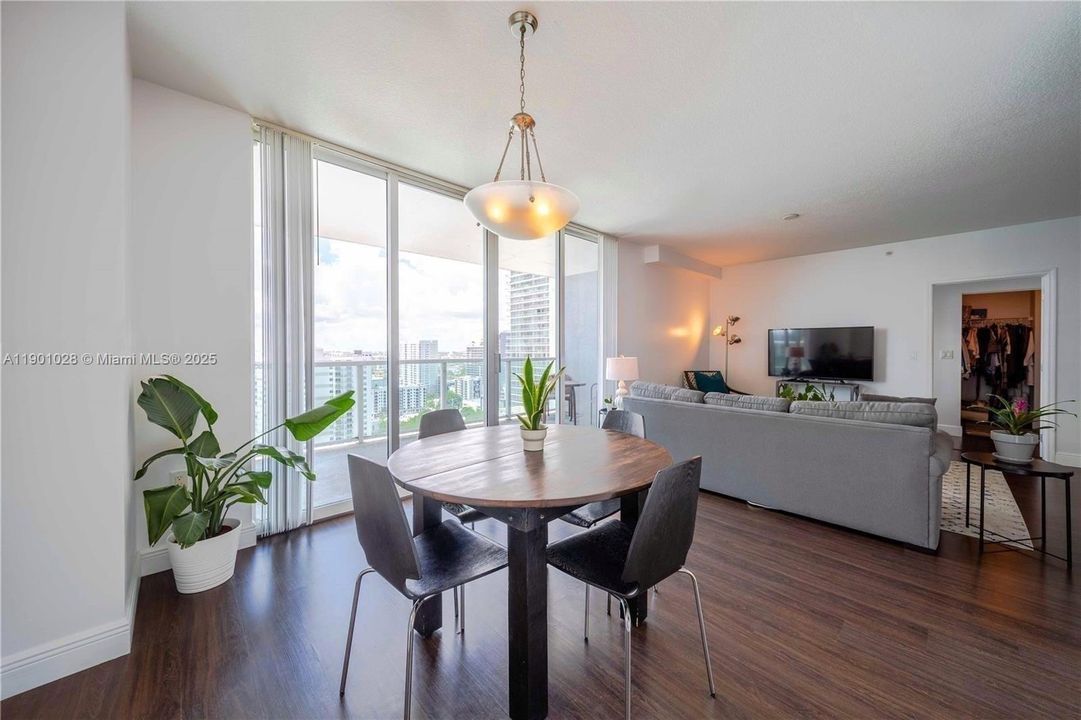 En Venta: $650,000 (2 camas, 2 baños, 1255 Pies cuadrados)