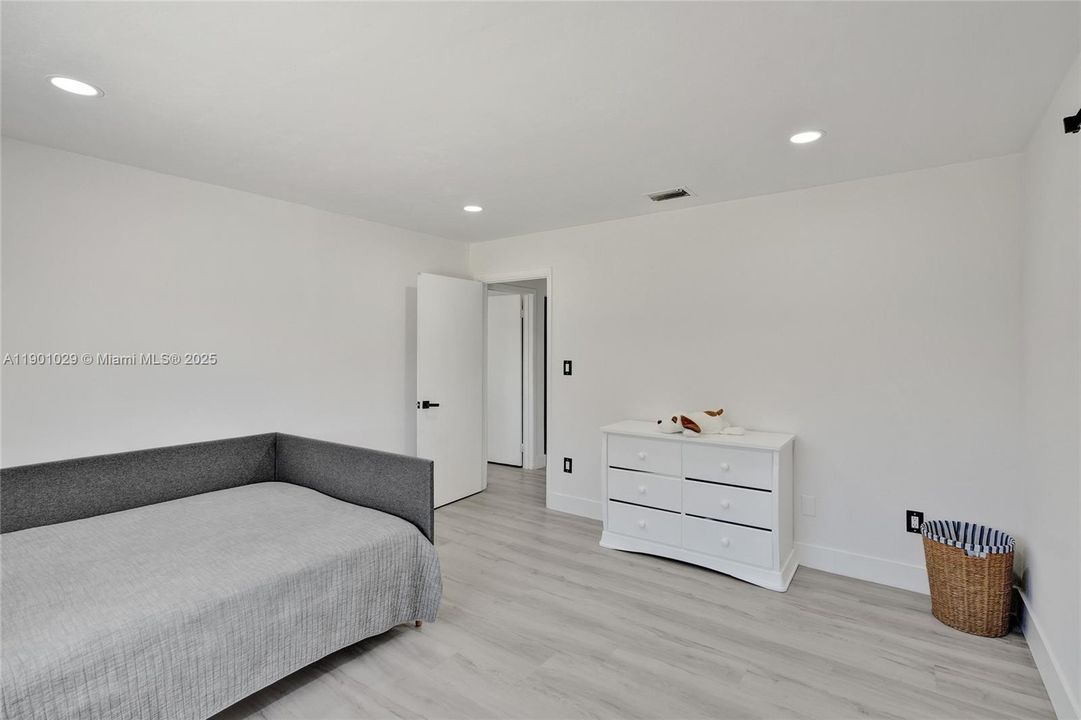 Под контрактом: $775,000 (4 спален, 2 ванн, 2385 Квадратных фут)