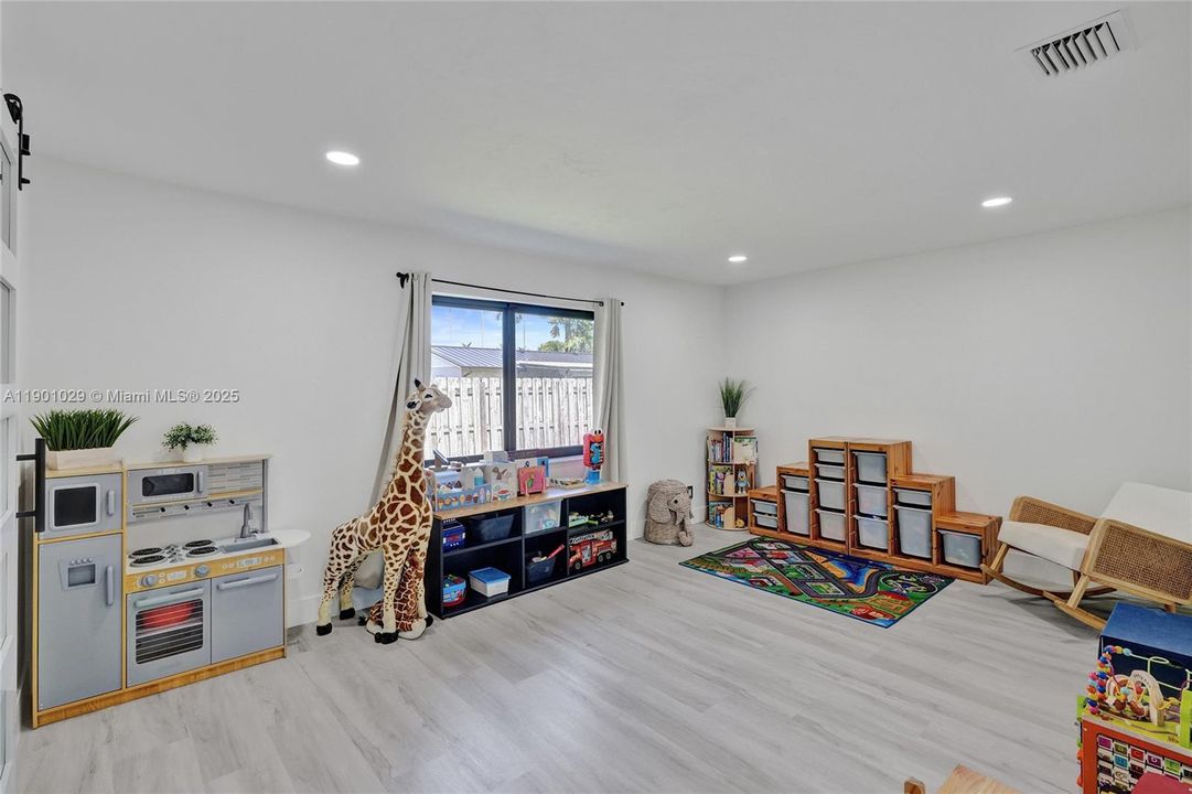 Под контрактом: $775,000 (4 спален, 2 ванн, 2385 Квадратных фут)