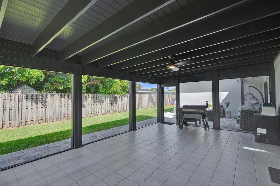 Под контрактом: $775,000 (4 спален, 2 ванн, 2385 Квадратных фут)