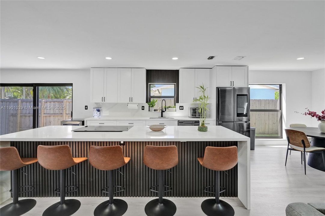 Под контрактом: $775,000 (4 спален, 2 ванн, 2385 Квадратных фут)