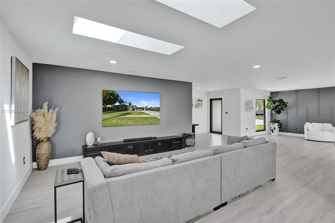 Под контрактом: $775,000 (4 спален, 2 ванн, 2385 Квадратных фут)