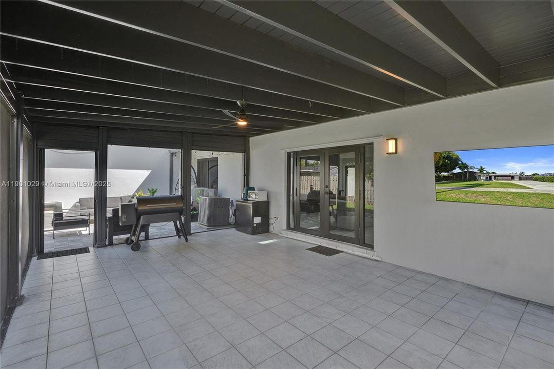 Под контрактом: $775,000 (4 спален, 2 ванн, 2385 Квадратных фут)