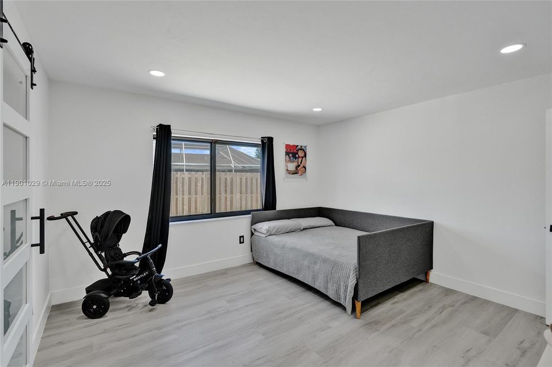 Под контрактом: $775,000 (4 спален, 2 ванн, 2385 Квадратных фут)