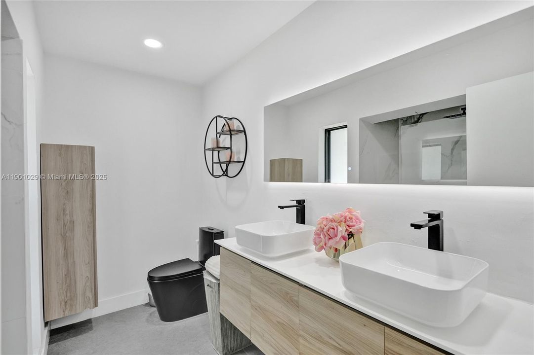 Под контрактом: $775,000 (4 спален, 2 ванн, 2385 Квадратных фут)