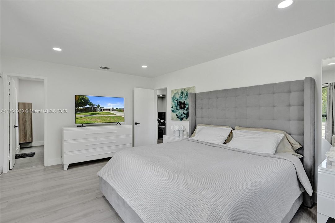 Под контрактом: $775,000 (4 спален, 2 ванн, 2385 Квадратных фут)