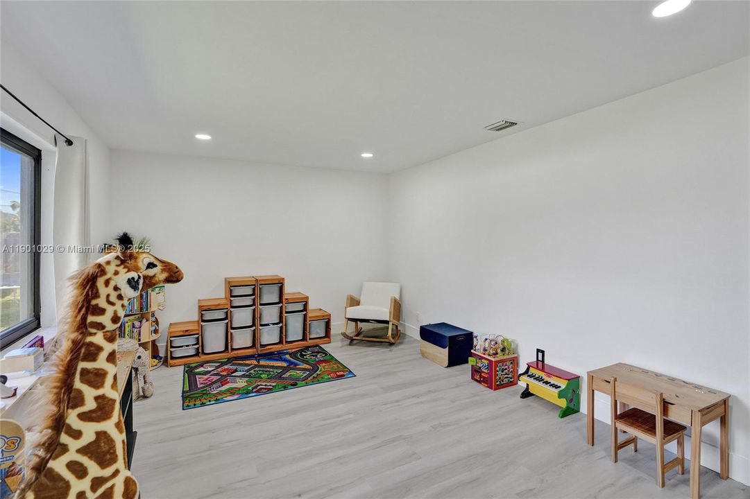 Под контрактом: $775,000 (4 спален, 2 ванн, 2385 Квадратных фут)