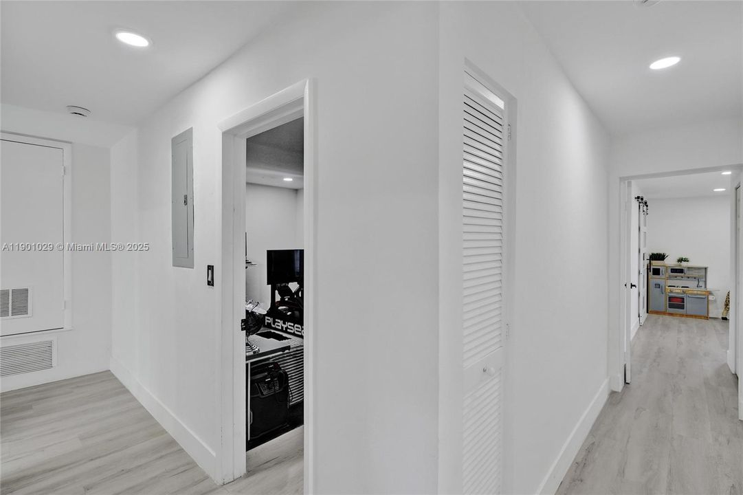 Под контрактом: $775,000 (4 спален, 2 ванн, 2385 Квадратных фут)