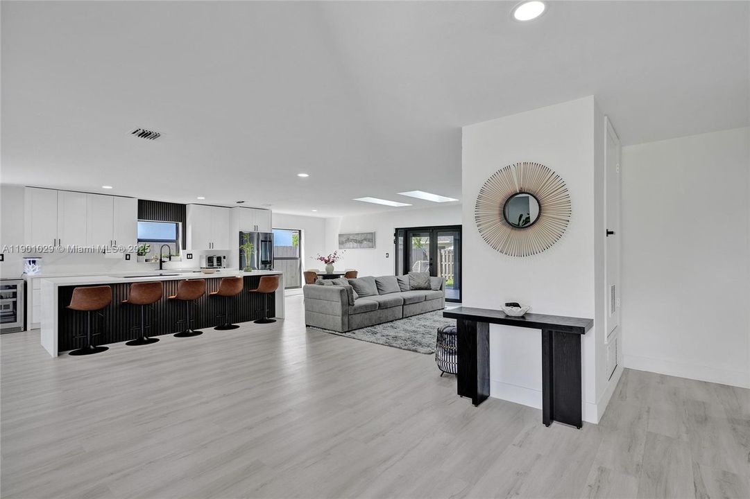 Под контрактом: $775,000 (4 спален, 2 ванн, 2385 Квадратных фут)