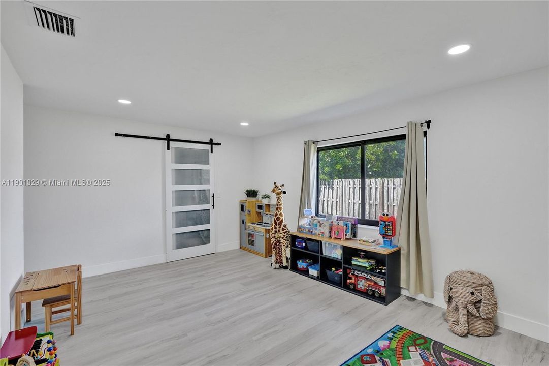 Под контрактом: $775,000 (4 спален, 2 ванн, 2385 Квадратных фут)